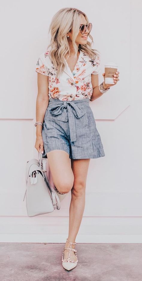 6 Trendy Ways To Look Sophisticated In Shorts During The Summer.  Classy, elegant, and chic outfits with shorts to look glamorous and fresh despite the summer heat. Classy Shorts Outfits, Classy Shorts, Classy Summer Outfits, Design Moda, Chambray Shorts, Shorts Outfits, Bohol, Shorts Outfit, Cooler Look