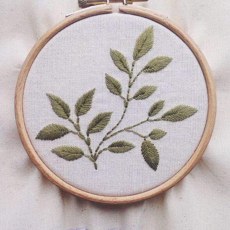 Some simple leaves [xpost embroidery] Embroidery Green, Embroidered Leaf, Embroidery Leaf, Flowers Embroidered, Handmade Embroidery Designs, Embroidery Flowers Pattern, Fibre Art, Sewing Embroidery, Simple Embroidery