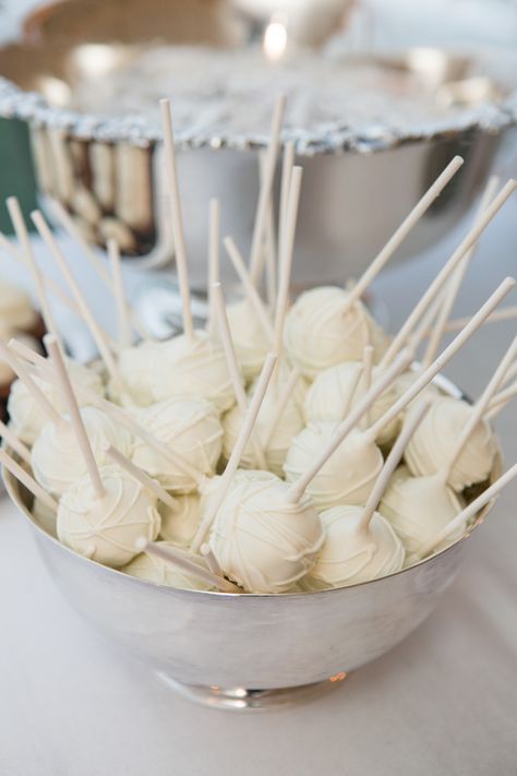 Cake Pops Instead Of Wedding Cake, Cake Pops At Wedding, White Cake Pops Wedding, Beige Cake Pops, All White Party Food Ideas, Wedding Food Ideas Dinner Elegant, Cake Pop Wedding Display, Meringue Bites, White Chocolate Cake Pops