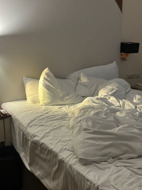 #bed #bedroom #bedroomideas #bedroominspo #roominapo #sheets #bedsheet #white #cozy #winter #aesthetic Puffy Bed Sheets, Skz Dorm, Cozy Winter Aesthetic, Bed Setup, Low Bed Frame, White Bed Sheets, Books 2024, Low Bed, White Bed