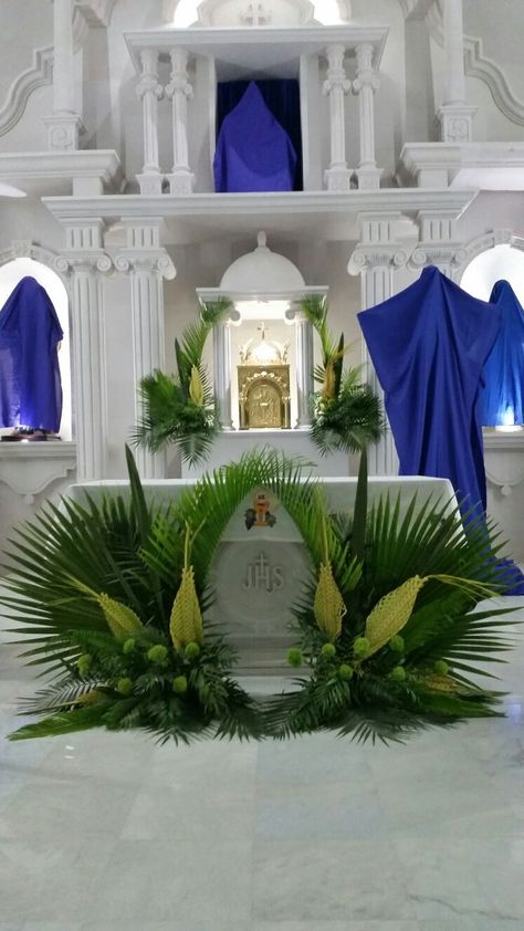 Palm Sunday Decorations Church, Easter Flower Arrangements For Church, Easter Altar Decorations, Easter Church Flowers, Lent Decorations For Church, Palm Sunday Decorations, Foliage Arrangements, Church Christmas Decorations, Church Altar Decorations