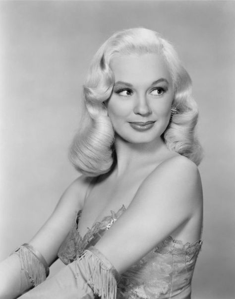 Old Hollywood on Twitter: "Mamie Van Doren in a publicity still for Ain't Misbehavin' (1955) https://t.co/a7B8zp6HG5" / Twitter Cabelo Pin Up, Mamie Van Doren, Woman With Blonde Hair, 1940s Hairstyles, Van Doren, Pin Up Hair, Vintage Versace, Retro Hairstyles, Vintage Hair