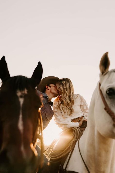 Couple Horse Photography, Horse Engagement Photos, Horse Wedding Photos, Country Couple Photoshoot, Shooting Photo Couple, Western Engagement Pictures, Western Couple Photoshoot, Western Engagement Photos, Horse Couple