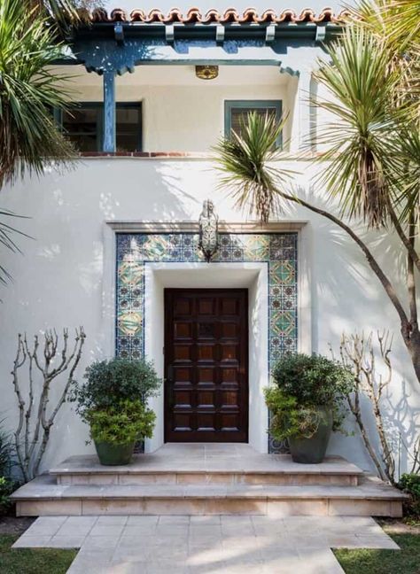 Mediterranean Entrance, Spanish Style Interiors, Style Hacienda, Spanish Revival Architecture, House Renovation Projects, Decoration Beton, Spanish Modern, Spanish Villa, Dream Interior