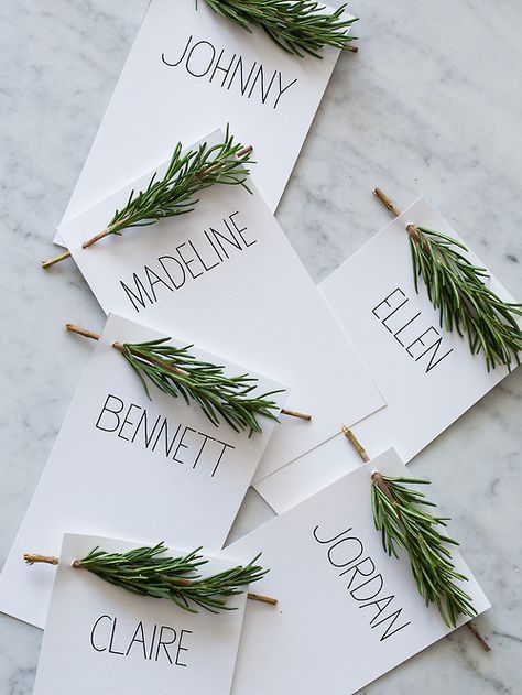 Christmas diner menu cards Diy Place Cards, Thanksgiving Place Cards, Wedding Places, Christmas Table Decorations, Place Cards, Christmas Table, Rosemary, Diy Wedding, Wedding Table