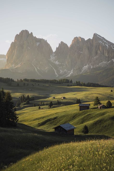 Seiser alm, also known as Alpe di Suisi, is the biggest and highest mountain meadow in Europe. It has an area of 57 km² and lies at an altitude of 1680m to 2350m. In winter, it is the ideal place for a winter sport vacation. In summer, it is a beautiful area to enjoy numerous walks through this wavy landscape surrounded by some impressive mountain ranges. In this blog post, we tell you everything you need to know to explore this magical mountain meadow! Mountain Range Landscape, Austria Mountains Aesthetic, Summer In Mountains, Dolomites Aesthetic, Alps Aesthetic, Adventures Aesthetic, Alps Chalet, Mountain Alps, Austria Photography