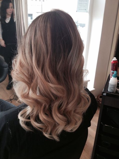 Balayage ombré by louise at belle amie hairdressing mid length dark into blonde soft curls Hairdresser Curls, Mid Length Curled Hairstyles, Curled Hair Mid Length, Mid Length Curled Hair, Balayage Straight Hair, Midlength Haircuts, How To Curl Short Hair, Blonde Curls, Short Curls