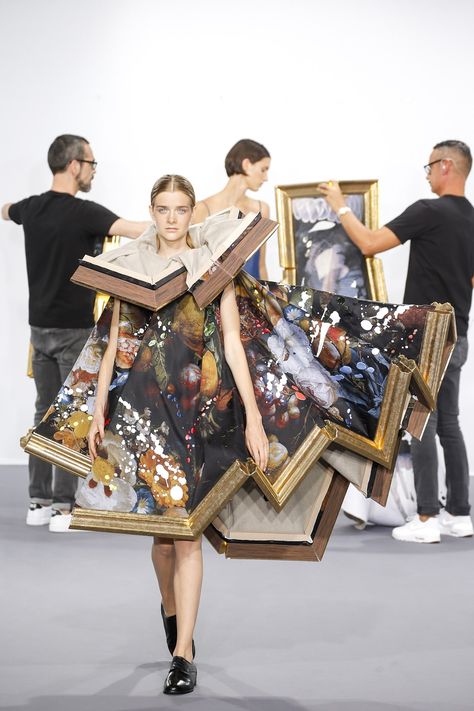 #SuzyCouture: Viktor & Rolf - Wearable Art? (Vogue.co.uk) Abed Mahfouz, Victor And Rolf, Couture 2015, Portrait Dress, Sculptural Fashion, Collection Couture, Chanel Cruise, Atelier Versace, Viktor Rolf