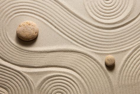 The addition of a Zen garden to your home can help enhance your living and well-being. We'll walk you through creating a simple but relaxing Zen garden. Zazen Meditation, Japanese Living Rooms, Japanese Living Room, Mini Zen Garden, Zen Garden Design, Japanese Zen Garden, Japanese Zen, Zen Decor, 자수 디자인