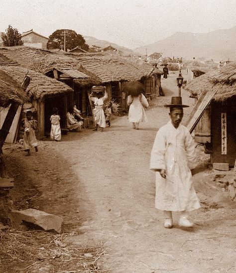 A Rustic Road Near, Seoul(1904) - Herbert George Ponting / 서울의 어느 골목(1904) - 하버트 조지 폰팅 Asian History, Ancient Korea, Korean Photo, Han River, Korean History, Nature Hikes, 100 Years Ago, Vintage Pictures, Vintage Photographs