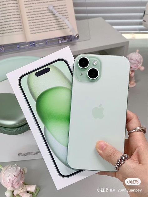 Iphone 15 Colors, Iphone 15 Green, Iphone 13 Green, Phone Obsession, Photo Iphone Case, Secret Starbucks Drinks, Creative Iphone Case, Cute Headphones, Iphone Colors