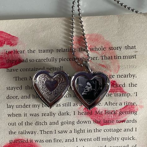 kurt cobain heart locket Kurt Cobain Red Aesthetic, Old Heart Aesthetic, Heart Lockets Aesthetic, Heart Shapes Aesthetic, Heart Shaped Box Aesthetic, Things To Put In A Locket, Heart Shaped Locket Aesthetic, Heart Shaped Things Aesthetic, Kurt Cobain Coquette