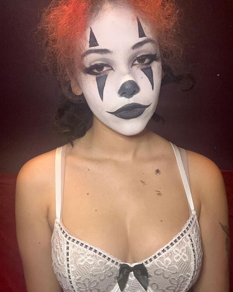 Goth Clown 😘🤡🖤🖤 #goth #gothgirl #gothgoth #gothmakeup #gothclown #clown #clownmakeup #clownmakeuplook #clowngirl #clowns #clowncheck #clowning #makeup #gothic #gothicmakeup Easy Goth Clown Makeup, Black And White Face Paint Ideas, Clown Black And White Makeup, White And Black Clown Makeup, Halloween Clown Makeup Scary, Clown Makeup Black, Clown Makeup Black And White, Clown Goth Makeup, Goth Doll Makeup