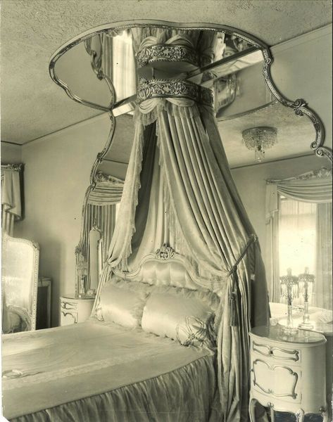 Glamour Decor Hollywood Glamour Decor, Old Hollywood Bedroom, Hollywood Room, Old Hollywood Decor, Hollywood Bedroom, Hollywood Regency Bedroom, Hollywood Glam Decor, Old Hollywood Homes, Old Hollywood Theme