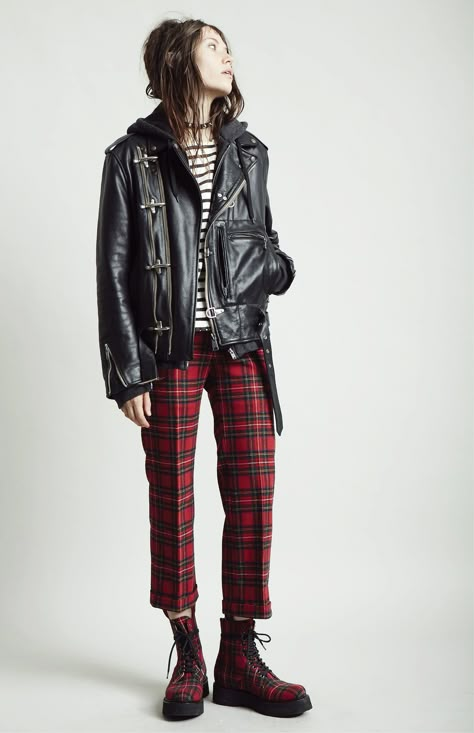 Emo Street Style, Red Plaid Pants, Black Mood, Rude Girl, Alt Model, Riot Grrrl, Estilo Punk, Punk Outfits, Plaid Pants