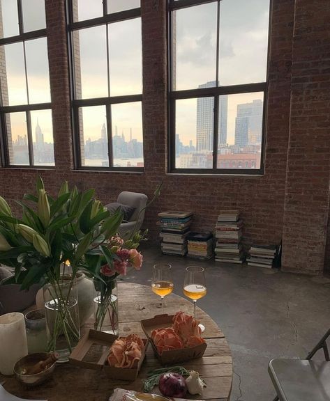 New York Apartment Aesthetic Interior, New York Apartment Aesthetic, Nyc Apartment Aesthetic, Apartamento New York, Appartement New York, Loft Aesthetic, Nyc Loft, Aesthetic Apartment, Apartment View