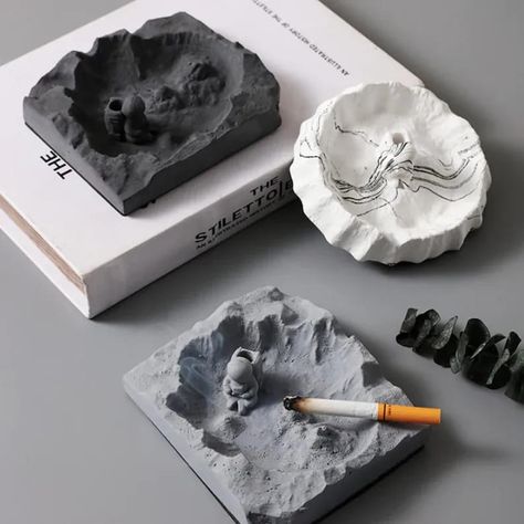 Clay Crafts For Smokers, Cool Ashtrays, Astronaut On The Moon, Drukarka 3d, Astronaut Design, Tanah Liat, Keramik Design, Pottery Crafts, Decorative Trays