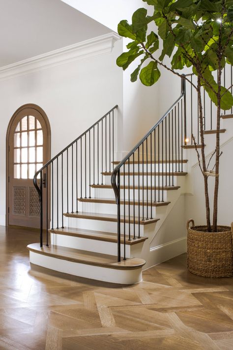 Iron Staircase Railing, Staircase Spindles, Entrance Foyer Design, Transitional Staircase, درج السلم, Indoor Railing, White Staircase, Wrought Iron Staircase, Iron Staircase