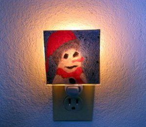 Tired of looking at that boring old night light? You can create your own night light in a few easy steps! Decorative night lights add pizazz to any room and kids will love how they can display their artwork with these easy to make decorative crafts! Diy Night Light, Night Lite, Nite Lights, Unique Night Lights, Decorative Night Lights, Decorative Crafts, Popular Crafts, Light Crafts, Light Images