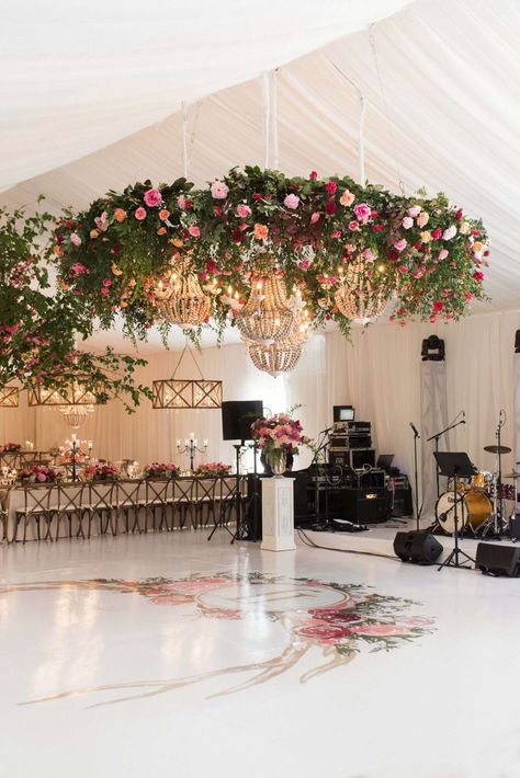 Classic Wedding Centerpieces, Entertainment Decor, Wedding Ceiling Decorations, Red Inspiration, Installation Ideas, Flower Ceiling, Wedding Ceiling, Ideas Fiesta, Tulip Wedding