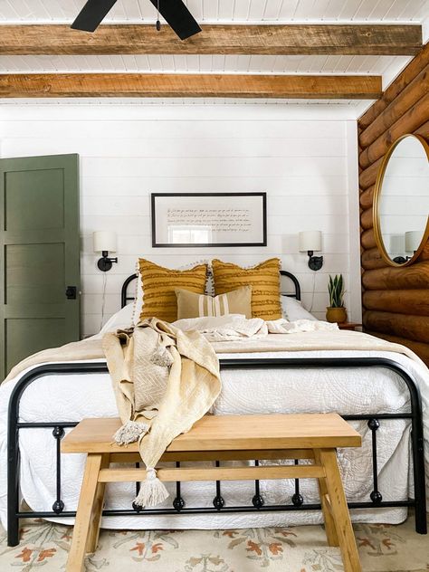 Simple Cabin Furniture, Minimalist Airbnb Bedroom, Cozy Cabin Basement, Cozy Cabin Color Scheme, Log Cabin Design Ideas, Log Cabin Airbnb, Log House Interior Design, Lodge House Interior, Boho Cabin Bedroom