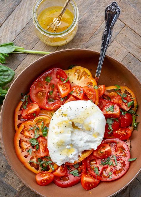 Burrata Salad Steak Burrata Salad, Burrata And Tomatoes, Bursts Recipes, Baratta Salad, Burrata Tomato Salad, Buratta Recipe Dinners, Buratta Recipe, Homemade Vinaigrette Dressing, Burrata Recipes