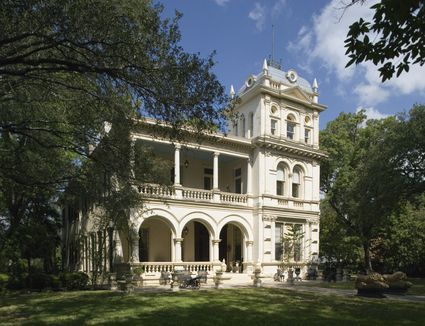 New Orleans Style of Interior Decorating Italianate House, Italianate Architecture, Greek Revival Architecture, New York Landscape, Mission Style Homes, Queen Anne House, Italian Farmhouse, Mediterranean Architecture, Edwardian House