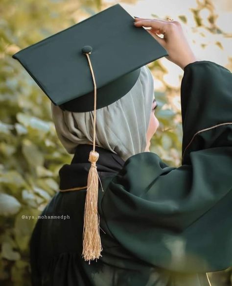 Poses Graduation, Graduation Photography Poses, Graduation Poses, Graduation Picture, Graduation Picture Poses, Graduation Gown, Graduation Photography, Cap And Gown, Graduation Cap