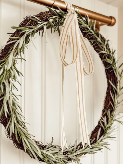 Add rustic, natural beauty to your home with this quick & easy DIY rosemary wreath using herbs snipped right from your garden. You'll not only love the charm of this wreath but also it's fresh, earthy fragrance that will permeate your home. Rosemary Wreaths, Rosemary Wreath, Crafty Christmas Gifts, Gingham Christmas, Natural Christmas Wreaths, Herb Wreath, Eid Decor, Lace Painting, Earthy Fragrance