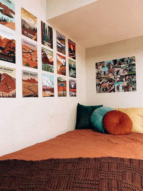 Granola Girl Room Aesthetic, Granola Girl Room, Girl Room Aesthetic, Outdoor Themed Bedroom, Dorm Room Themes, Sorority Room, Dorm Themes, Beautiful Dorm Room, Blue Dorm