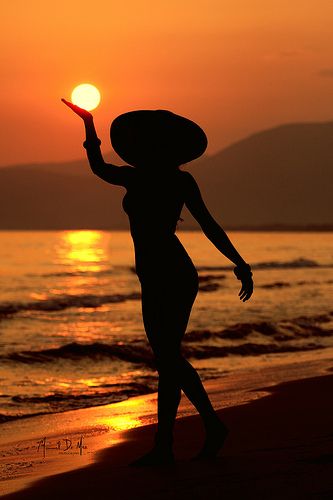 Beach Poses For Women, Silhouette Photography, Beach At Sunset, Solo Photo, Shotting Photo, Creative Photography Techniques, Beach Photography Poses, Beach Shoot, Foto Tips