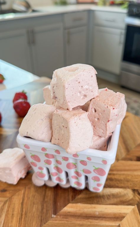 Healthy strawberry marshmallows Healthy Marshmallow Fluff, Gut Healthy Marshmallows, Strawberry Powder Recipes, Strawberry Marshmallow Recipe, Healthy Marshmallow Recipe, Marshmallow Strawberry, Paleo Marshmallows, Healthy Marshmallows, Makers Diet