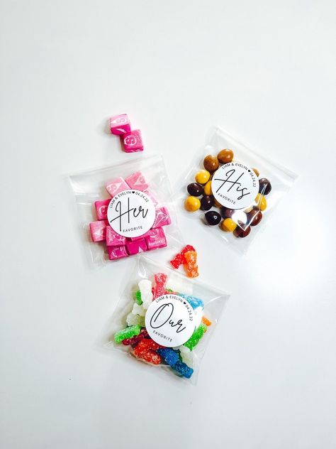 Wedding Favor Snacks, Wedding Treat Bags, Candy Wedding, Idee Cricut, Sweets Table, Candy Wedding Favors, Wedding Treats, Custom Wedding Favours, Wedding Favor Stickers