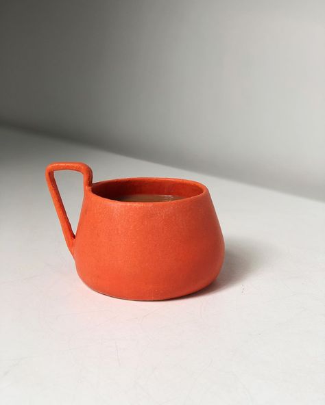 Twin Earth Ceramics on Instagram: “One from the orange squad to brighten up your day 🧡  Handbuilt hug mug in orange, approx 8cm. . . . . . . . . . .  #pottery #ceramics…” Handbuilt Mug, Pottery Glazing Ideas, Ceramics Kitchenware, Earth Ceramics, Tiny Pottery, Hug Mug, Pottery Tea Pots, Handbuilt Pottery, Rustic Tableware