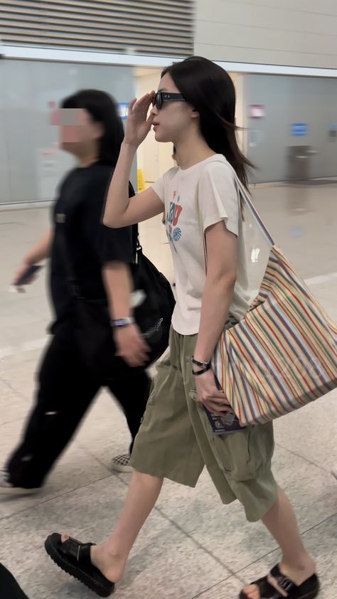 Ryujin Airport Fashion, Kpop Airport Fashion, Kdrama Fashion, Airport Look, Walking Street, Airport Fashion, Airport Style, Seventeen, Casual Style