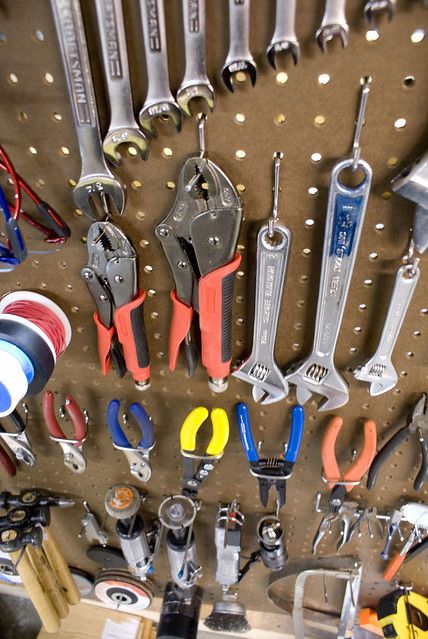 Tools On Pegboard, Garage Pegboard Organization, Pegboard Organization Ideas, Garage Pegboard, Tool Wall Storage, Pegboard Garage, Diy Garage Work Bench, Garage Organisation, Garage Diy