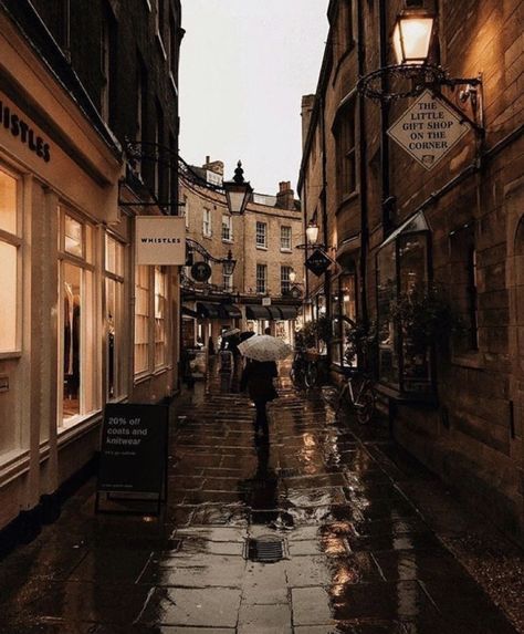 rainy aesthetic town / vintage architecture / cute city / cafe / comment for credit! / cambridge Perjalanan Kota, Fotografi Urban, Fotografi Kota, London Aesthetic, Fotografi Vintage, Hogwarts Aesthetic, Dream Aesthetic, Cozy Aesthetic, Tapeta Pro Iphone