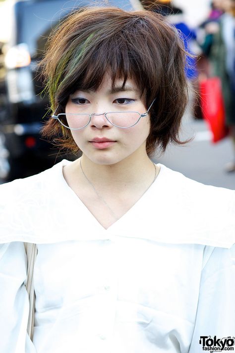 Burgandy Short Hair, Half Moon Glasses, Mint Highlights, Outfit Short Hair, Moon Glasses, Punky Hair, Short Hair Glasses, Half Frame Glasses, Glasses Outfit