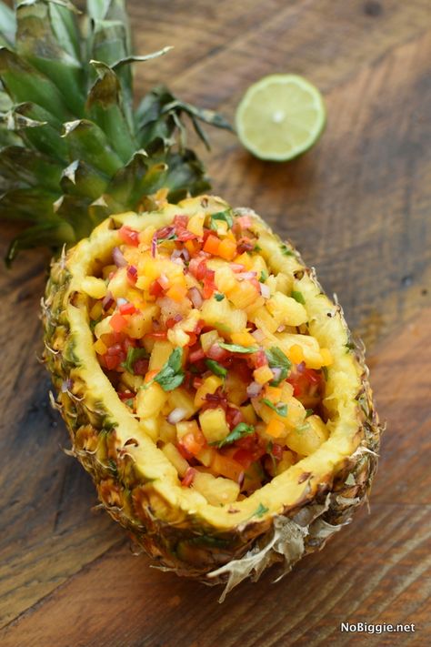 pineapple salsa served in a pineapple Hawaiian Party Food, Luau Party Food, Party Food Recipes, Fresh Mango Salsa, Luau Food, Kalua Pork, Party Food Themes, Pineapple Recipes, Spicy Salsa