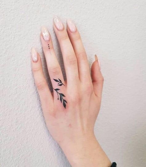 25 Dainty Finger Tattoos To Bring Out Your Beauty Finger Tattoo Ideas, Cute Finger Tattoos, Tato Henna, Tattoos Infinity, Small Finger Tattoos, Finger Tattoo For Women, Hand And Finger Tattoos, Hand Tattoos For Girls, Finger Tattoo Designs