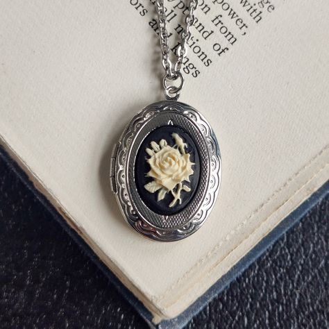 Vintage Jewelry Antique Silver, Vintage Jewelry Antique Necklaces, Vintage Silver Locket Necklace, Old Fashion Jewelry, Vintage Locket Necklace Silver, Silver Vintage Jewelry, Vintage Necklace Antiques, Resin Art Tutorial, Vintage Locket Necklace