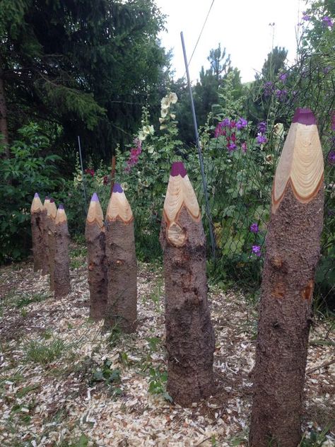 garden growing pens Log Decor, Earth Craft, Wood Yard Art, Garden Figures, Garden Growing, Desert Garden, School Garden, Giant Flowers, Unusual Art