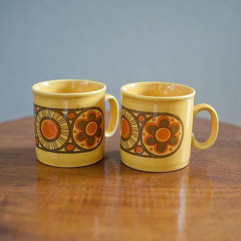 GreenfieldsDK on Instagram: “Here are 2 wonderful vintage ceramic retro mugs - Made in England. They got a really cool looking flowerpower pattern in 1970s style. No…” 70s Pottery, Retro Mugs, 70s Ceramics, Staffordshire Pottery, Pottery Kiln, Vintage Mugs, 1970s Style, Future Apartment, Pottery Crafts