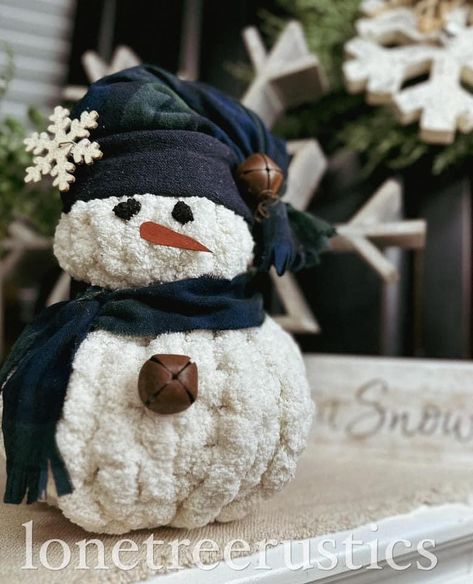 Chunky Yarn Snowman, Yarn Snowman, Sock Snowman Craft, Snowman Crafts Diy, Yarn Trees, Sock Snowman, Christmas Note, Winter Decorations Diy, Lone Tree