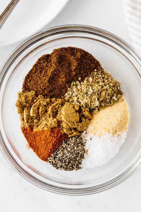 Fajita seasoning is a quick way to give your recipes some authentic Mexican flair! Chili Seasoning Recipe, Fajita Seasoning Recipe, Fajita Seasoning Mix, Healthy Mexican Recipes, Homemade Fajita Seasoning, Recipe For 2, Slow Cooked Meat, Seasoning Recipe, Chili Seasoning