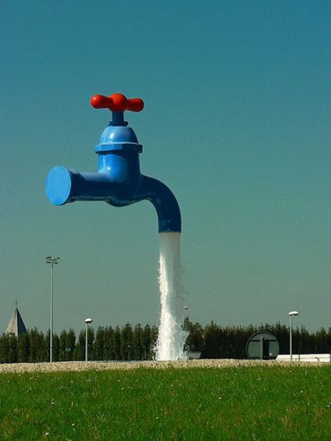 Magic tap fountain in the town of Ypres, Belgium - one hell of a shower! Ypres Belgium, Magic Fountain, Oldenburg, In The Town, Roadside Attractions, Wow Art, Sculpture Installation, Outdoor Art, Land Art