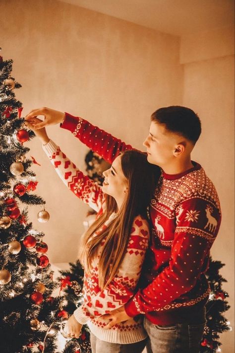 Xmas Couple Photos, Christmas Photography Couples, Couples Holiday Photos, Christmas Couple Photos, Christmas Couple Pictures, Couple Christmas Card, Xmas Couple, Christmas Family Photoshoot, Christmas Poses