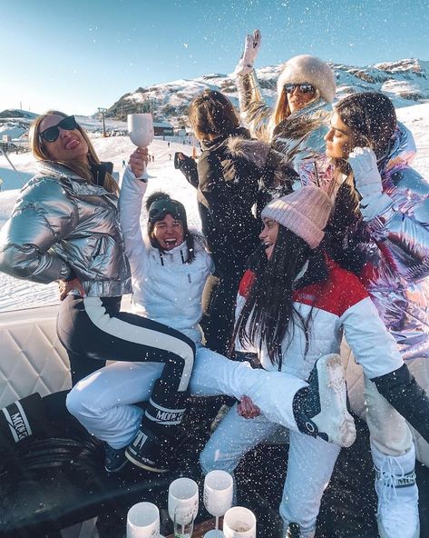 Vision Board Aesthetic Pictures, Girls Ski Trip, Ski Trip Aesthetic, Ski Vibes, Ski Trip Outfit, Vision Board Aesthetic, Bachelorette Inspo, Ski Aesthetic, Trip Aesthetic