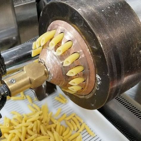 Cassinelli Pasta – Queens, New York - Gastro Obscura Homemade Pasta Noodles, Pasta Making Machine, Fresh Noodles, Gastro Obscura, Pasta Making Tools, Fresh Pasta Recipes, Home Made Pasta, Pasta Queen, Pasta Maker Machine