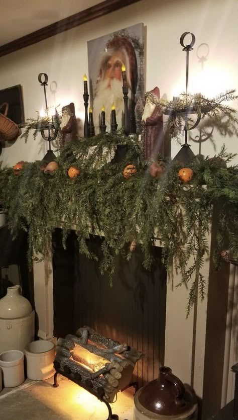 Primitive Fireplace Decor, Witch Houses, Royal Academia, Primitive Fireplace, Rustic Rooms, Christmas Mantles, Christmas Booth, Primitive Christmas Decorating, Primitive Christmas Decor